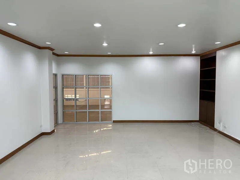 工厂 出租在Samut Prakan - 精装办公室，嵌灯、亮面地坪与内置书架。