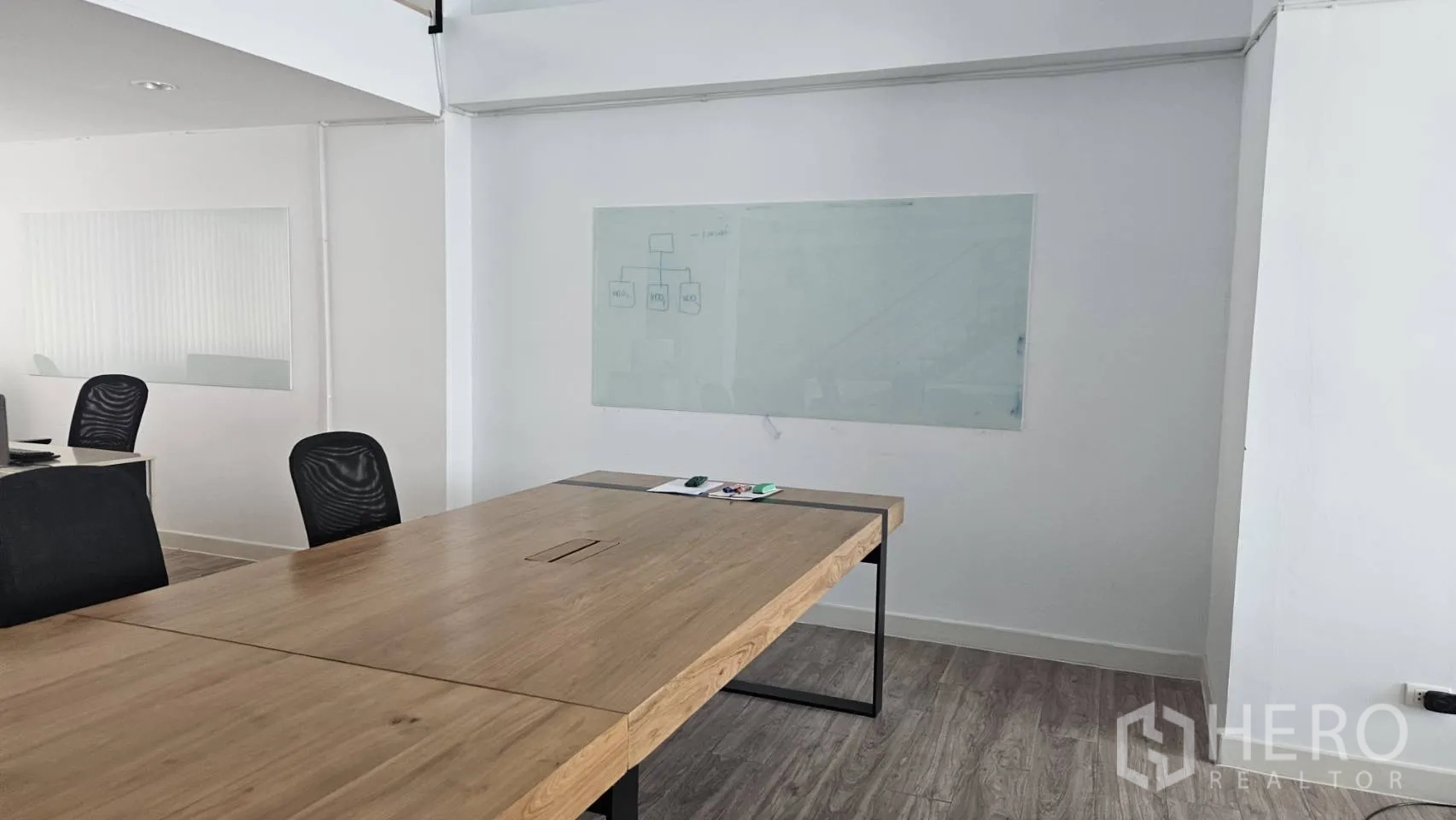 家庭办公室 for rent in Bang Khen, Bangkok - 会议区，配长条木桌与大尺寸玻璃白板。