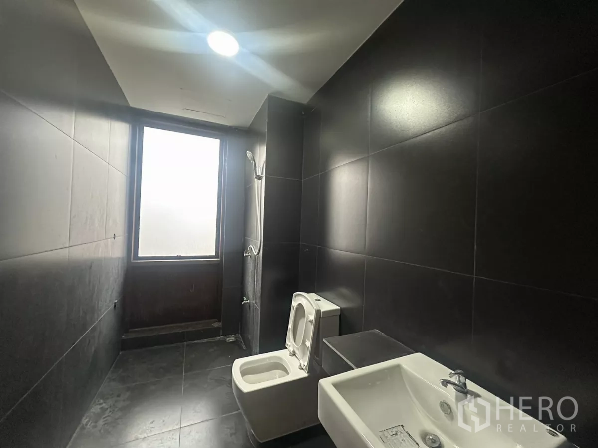 带办公室的家 出租在Pathum Wan, Bangkok - 黑砖卫浴，磨砂窗，带淋浴、坐便与台上盆。