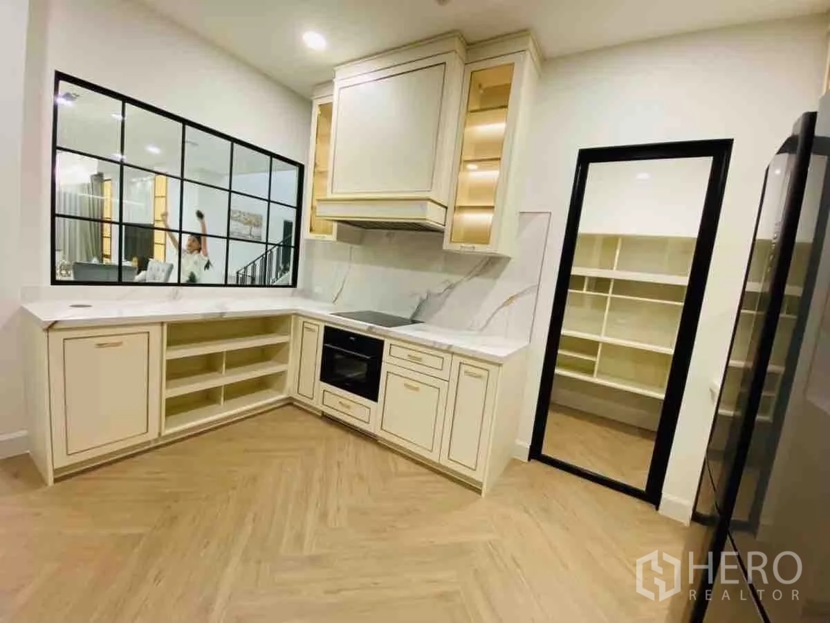 Detached House for rent or sale in Saphan Sung, Bangkok - Built-in L-shaped kitchen with oven, glass partition and open shelving