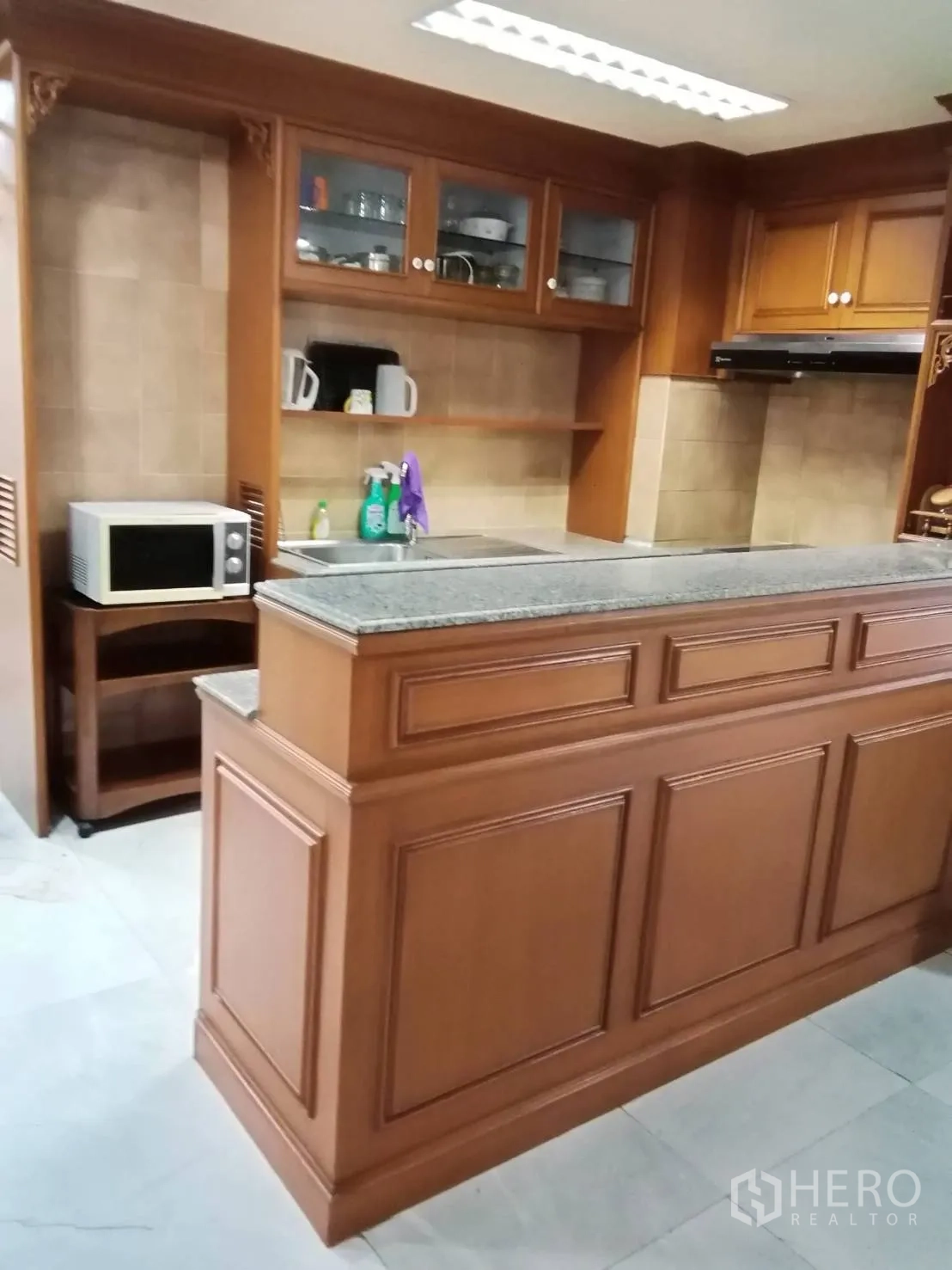 คอนโด ให้เช่าหรือขายในWatthana, Bangkok - เคาน์เตอร์ครัวหินแกรนิตพร้อมไมโครเวฟและตู้กระจกบานเลื่อน