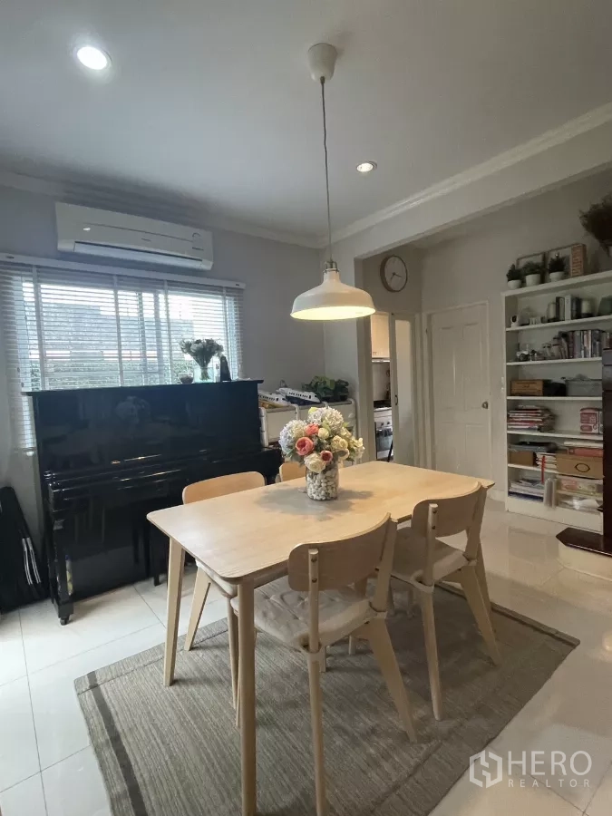 บ้าน ขายในMin Buri, Bangkok - มุมรับประทานอาหาร โต๊ะไม้ 4 ที่นั่ง โคมแขวน เปียโน และชั้นวางของ