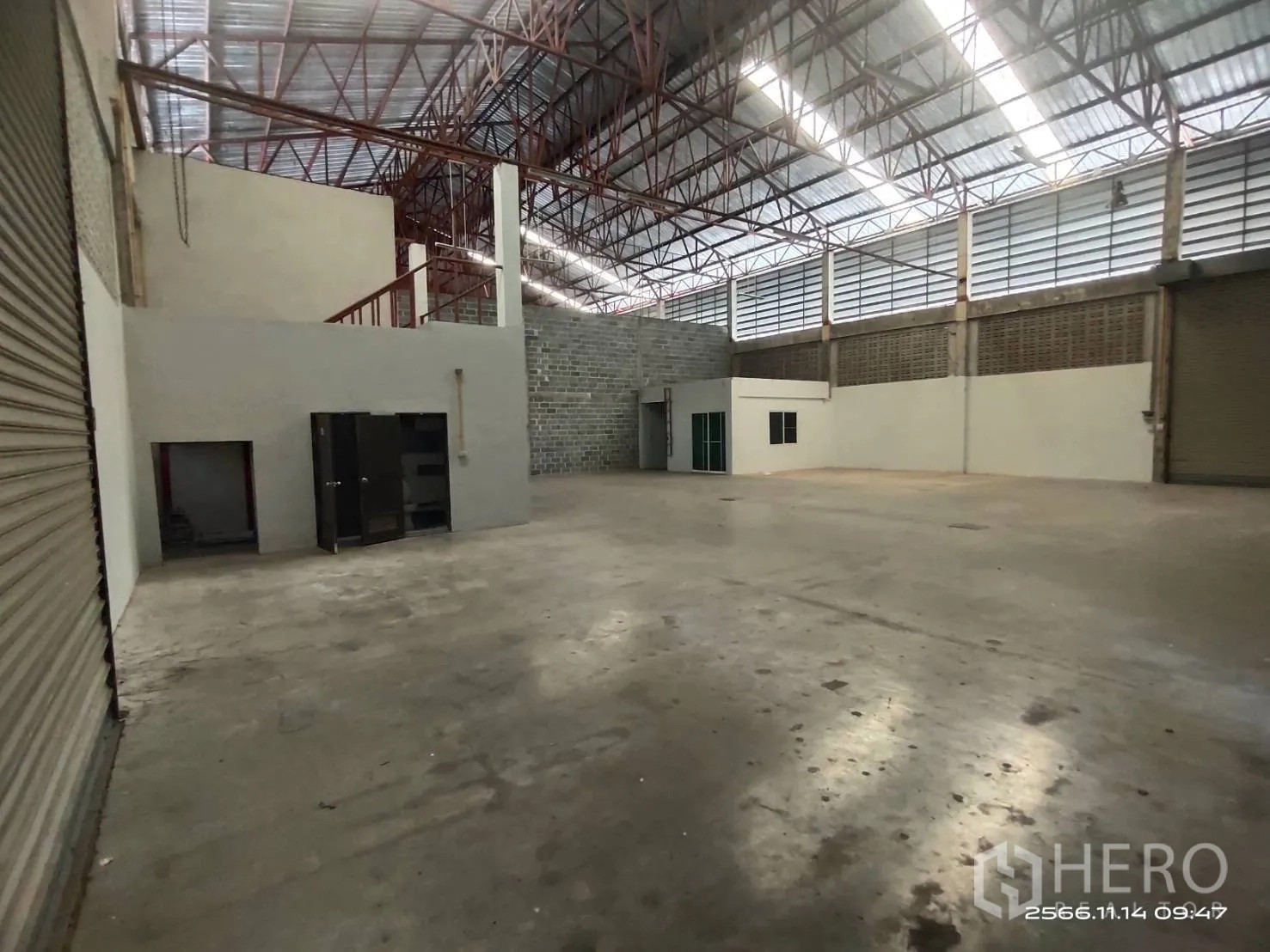 Warehouse for rent in Khlong Sam Wa, Bangkok - Open-plan warehouse space with side office rooms and wide loading area.
