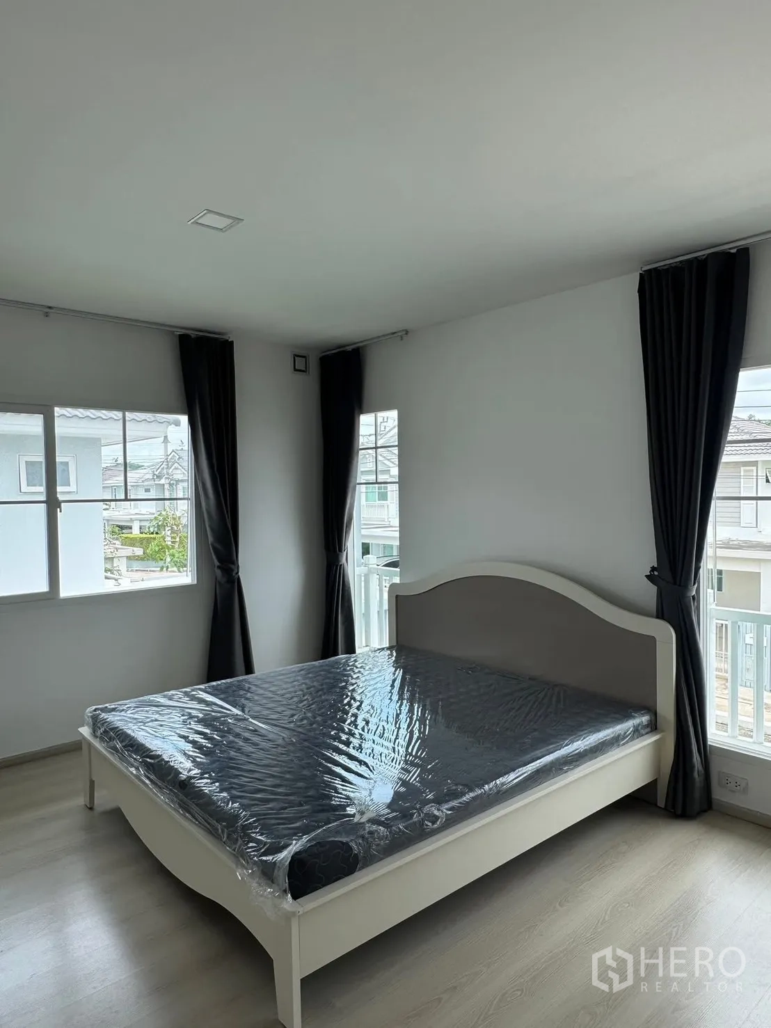 บ้านเดี่ยว for rent in Bang Phli, Samut Prakan - ห้องนอนเตียงสีขาว หน้าต่างบานใหญ่และผ้าม่านสีเข้ม