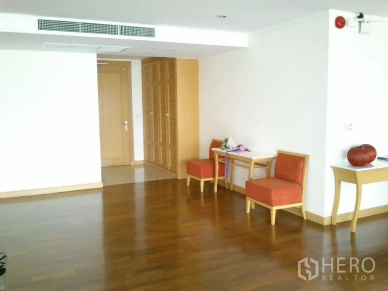 คอนโด ให้เช่าในKhlong Toei, Bangkok - โถงทางเข้าพร้อมตู้บิลท์อิน โต๊ะเล็ก และเก้าอี้เน้นสี