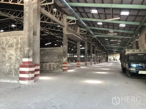 คลังสินค้า ให้เช่าในThanyaburi, Pathum Thani - ทางสัญจรยาวภายในโกดัง มีพื้นที่จอดรถบรรทุก ท่อระบายอากาศ และเสาคอนกรีตเสริมกำลัง