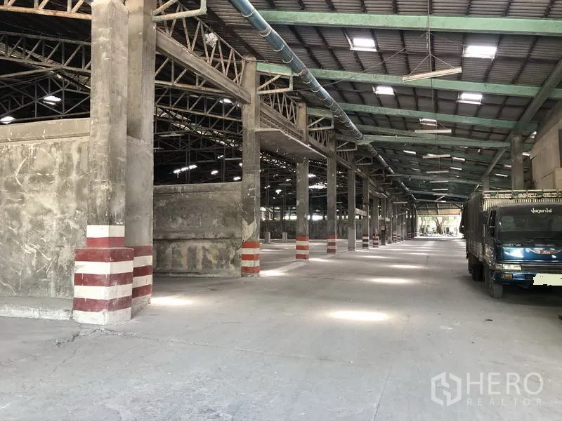 คลังสินค้า ให้เช่าในThanyaburi, Pathum Thani - ทางสัญจรยาวภายในโกดัง มีพื้นที่จอดรถบรรทุก ท่อระบายอากาศ และเสาคอนกรีตเสริมกำลัง