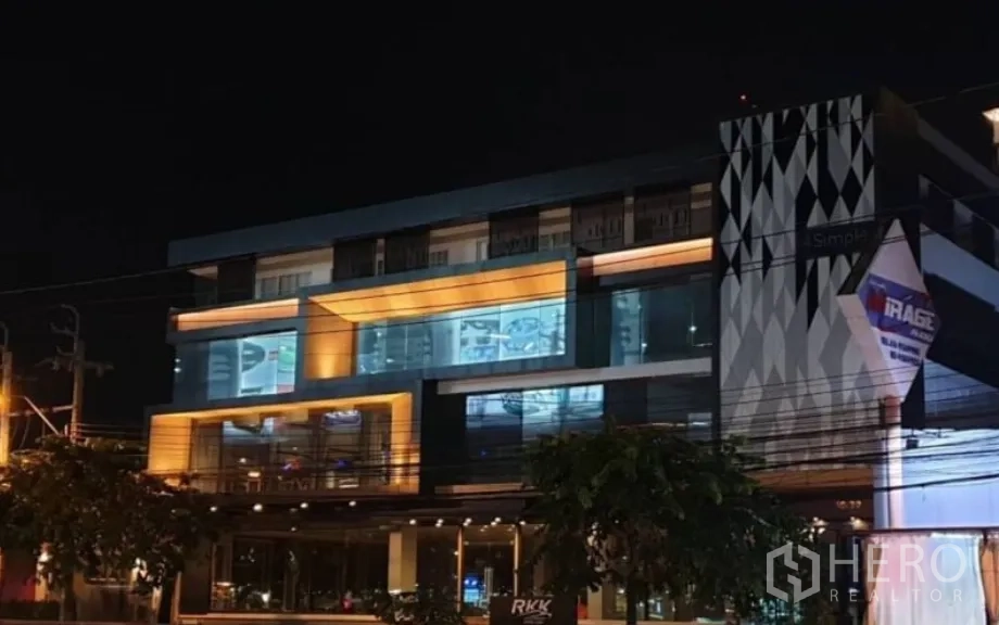 零售空间 出租在Chatuchak, Bangkok - 曼谷现代商业建筑夜景，外立面灯光璀璨。