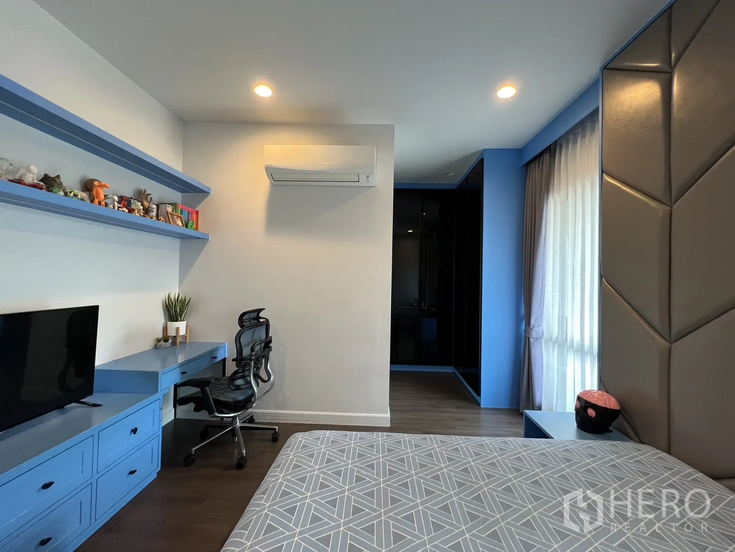 Detached House for rent or sale in Bang Kapi, Bangkok - Covered carport with polycarbonate roof and parking for multiple cars.