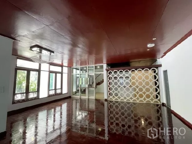 带办公室的家 出租在Watthana, Bangkok - 室内开放式空间，亮泽木地板、大窗与玻璃隔断。