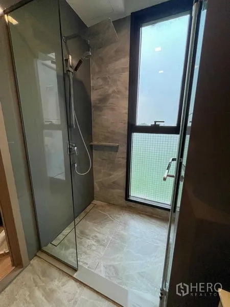 คอนโด ขายในWatthana, Bangkok - ห้องน้ำทันสมัยพร้อมตู้กระจกกั้นอาบน้ำและฝักบัว