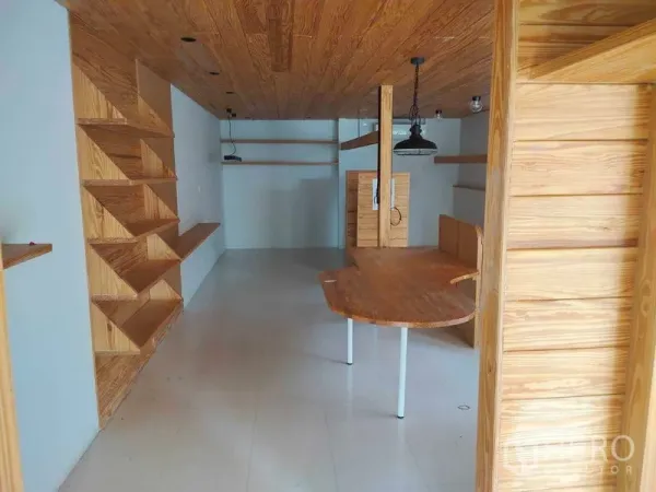 สำนักงาน ให้เช่าในKhlong Toei, Bangkok - ภายในสำนักงานพร้อมชั้นวางบิวท์อินรูปซิกแซก โต๊ะโค้ง เพดานไม้ และพื้นกระเบื้องสีอ่อน