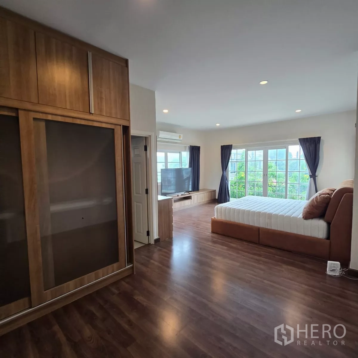 บ้าน ให้เช่าในMueang Pathum Thani, Pathum Thani - ห้องนอนกว้าง พื้นไม้ ตู้บิลท์อิน และหน้าต่างบานใหญ่