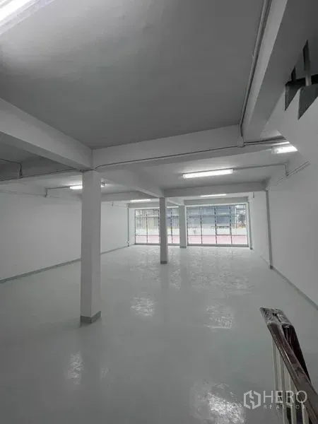 อาคารพาณิชย์ ให้เช่าในKhlong Toei, Bangkok - ชั้นบนกว้าง โปร่งสว่างด้วยหน้าต่างกระจกบานใหญ่ด้านหน้าอาคาร