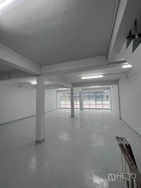 อาคารพาณิชย์ ให้เช่าในKhlong Toei, Bangkok - ชั้นบนกว้าง โปร่งสว่างด้วยหน้าต่างกระจกบานใหญ่ด้านหน้าอาคาร