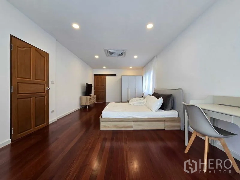 สำนักงานที่บ้าน ให้เช่า - ห้องนอนสว่าง พร้อมโต๊ะทำงาน ตู้เสื้อผ้า และพื้นไม้เงางาม