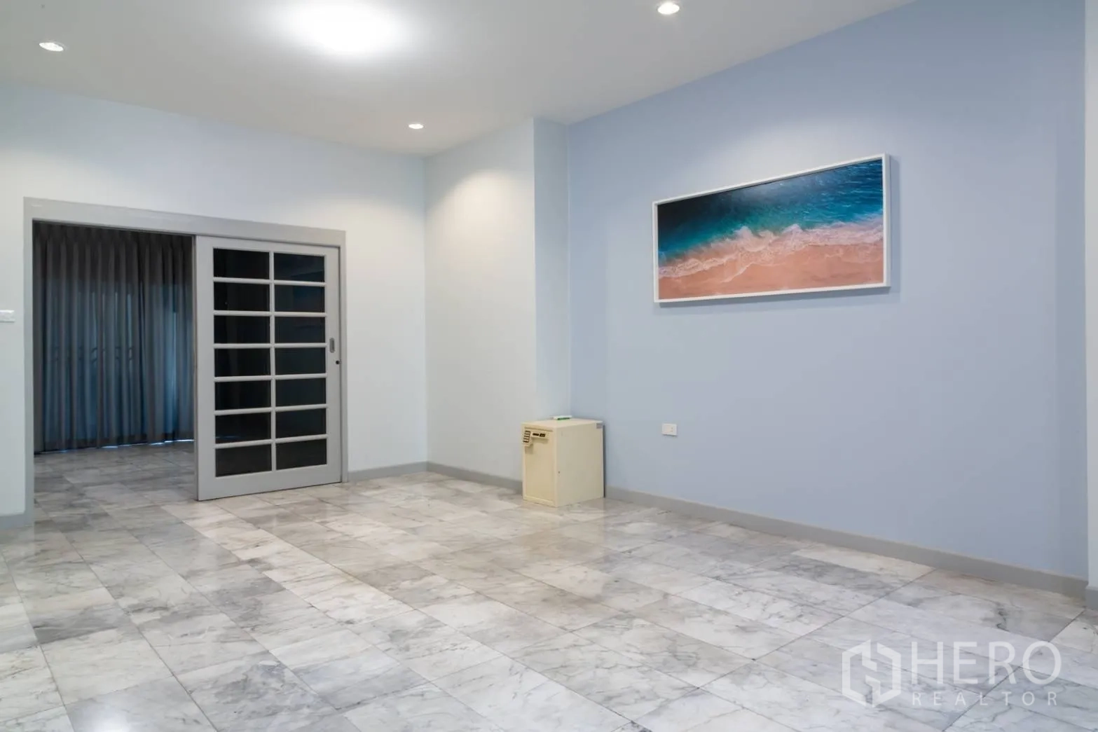 带办公室的家 出租在Bang Rak, Bangkok - 多功能房，大理石地面与磨砂玻璃推拉门。