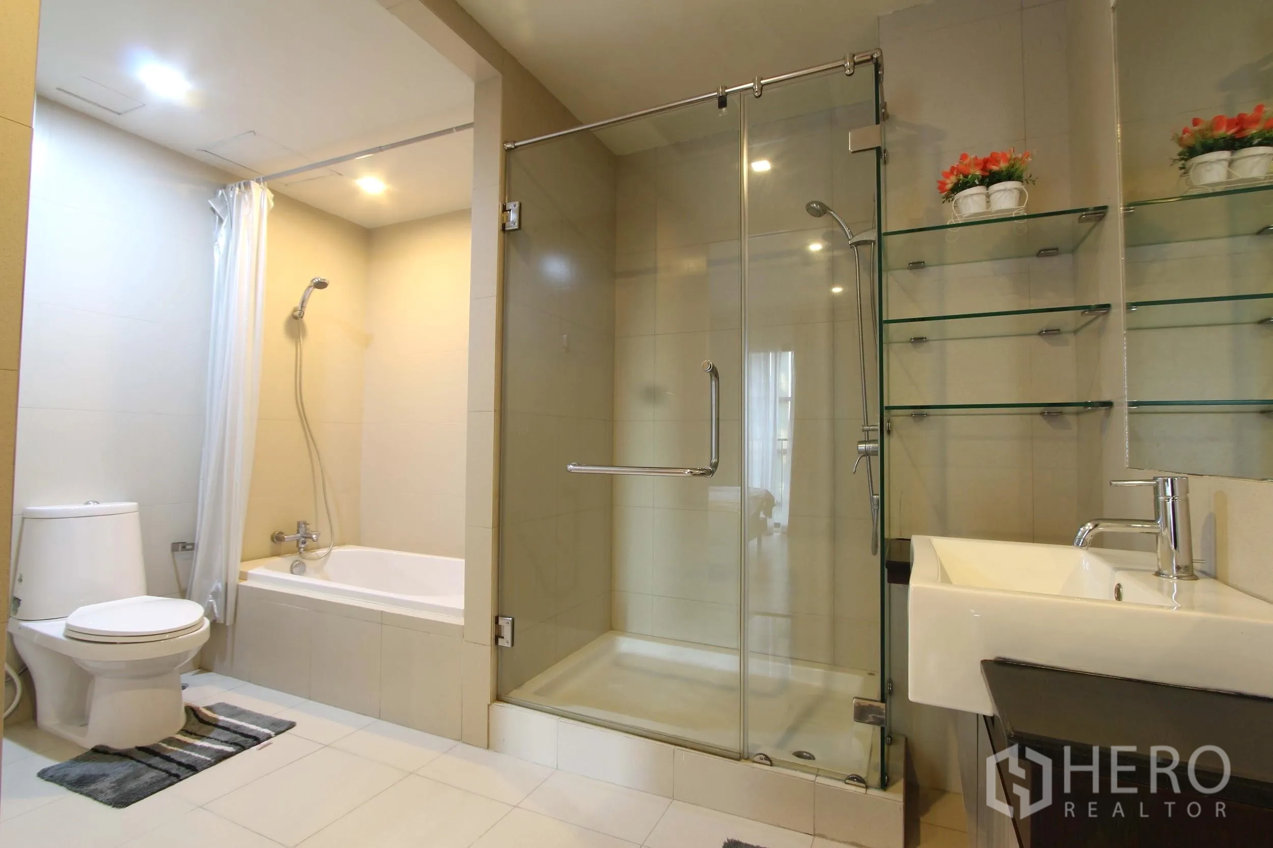 คอนโด ให้เช่าหรือขายในWatthana, Bangkok - ห้องน้ำสว่าง มีตู้กระจกกั้นอาบน้ำ อ่างอาบน้ำ โถสุขภัณฑ์ และอ่างล้างหน้าพร้อมชั้นกระจก