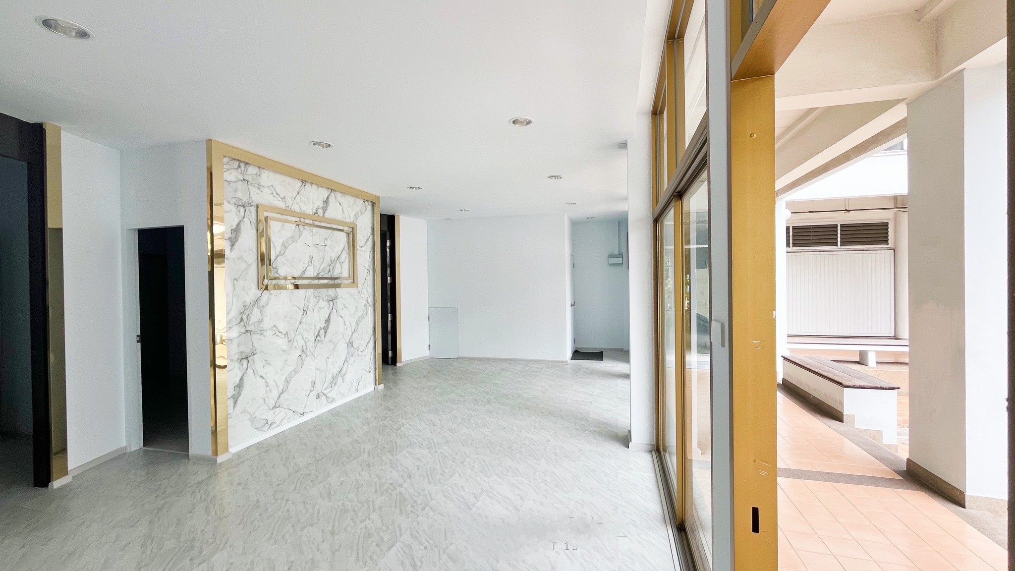 พื้นที่ขายปลีก ให้เช่าในWatthana, Bangkok - โซนขายพื้นกระเบื้อง ผนังไฮไลต์หินอ่อน และกระจกหน้าร้านเต็มความสูงติดทางเดินมีหลังคา.