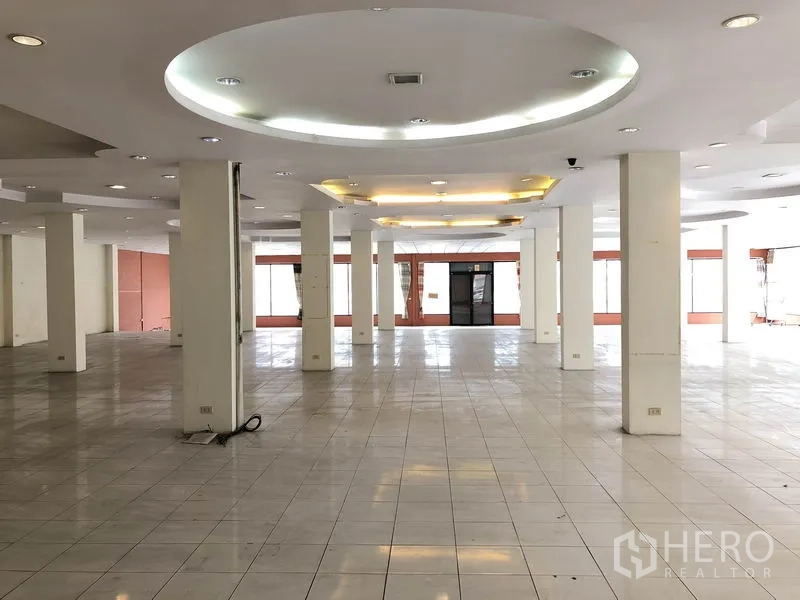 Retail Space for rent in Lam Luk Ka, Pathum Thani - Interior hall featuring circular ceiling details, columns and a glazed entrance at the far end.