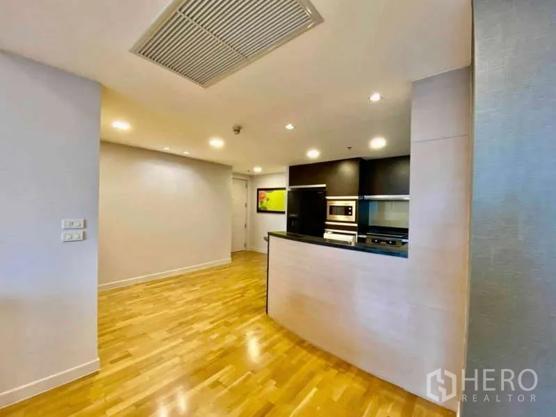 公寓 出租或出售在Sathon, Bangkok - 玄关视角可见开放厨房与嵌入式烤箱微波炉。