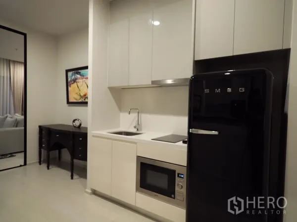 คอนโด ให้เช่าหรือขายในPathum Wan, Bangkok - ครัวสไตล์โมเดิร์น ตู้บิลท์อิน อ่างล้างจาน เตา ไมโครเวฟ และตู้เย็น SMEG สีดำ