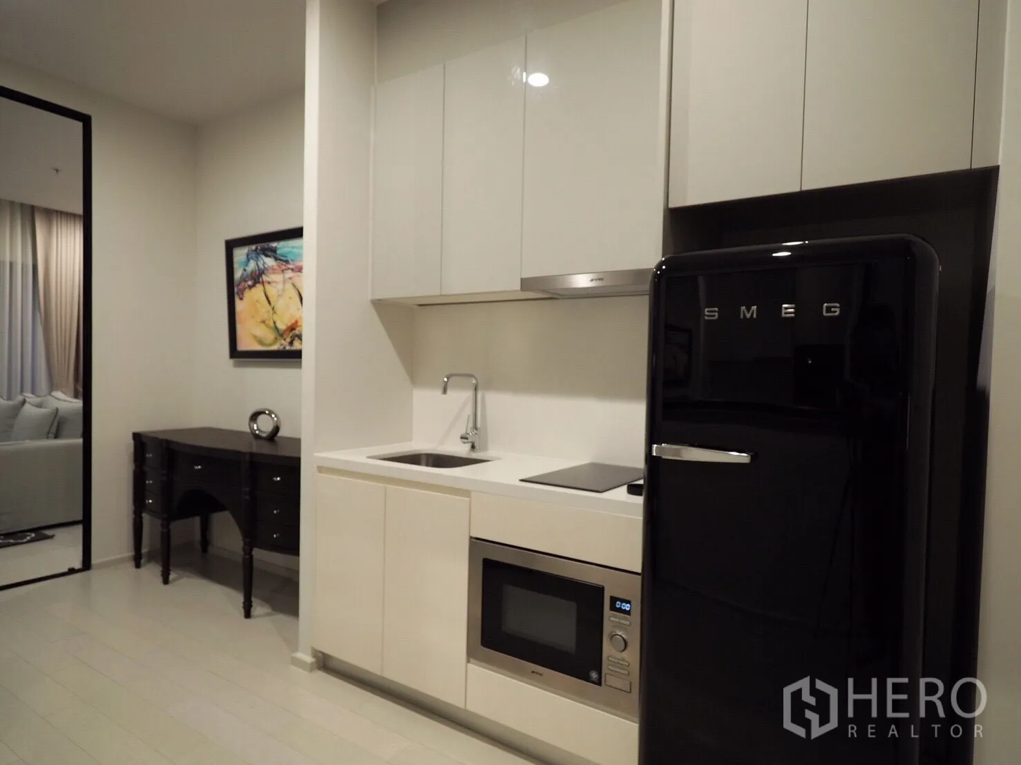 คอนโด ให้เช่าหรือขายในPathum Wan, Bangkok - ครัวสไตล์โมเดิร์น ตู้บิลท์อิน อ่างล้างจาน เตา ไมโครเวฟ และตู้เย็น SMEG สีดำ
