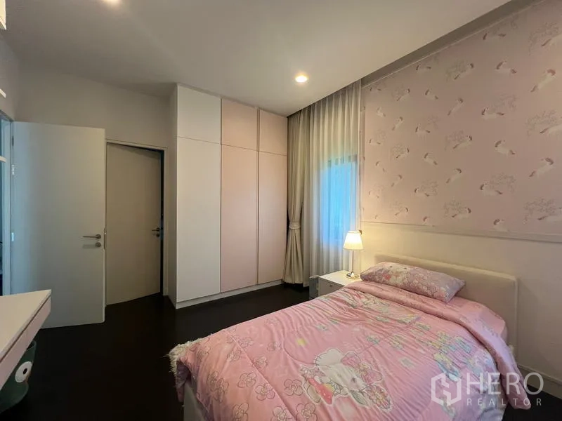 Detached House for rent in Bang Kapi, Bangkok - Children’s bedroom from another angle showing wardrobe and bedside table.