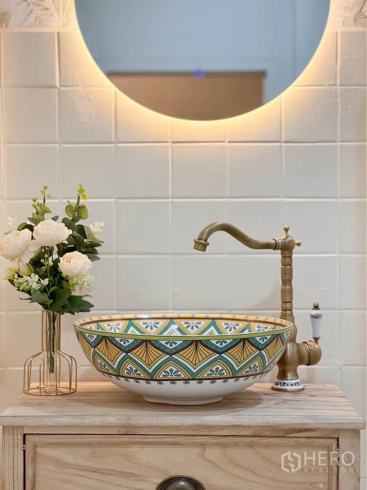 บ้าน ให้เช่าในHuai Khwang, Bangkok - อ่างล้างหน้าลายเซรามิกพร้อมก๊อกทองเหลืองและกระจกมีแสงไฟ.