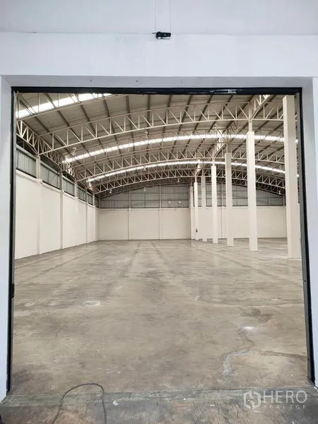 货栈 出租在Bang Pa-in, Phra Nakhon Si Ayutthaya - 仓库内部视角，高挑钢架屋顶与大面积混凝土地面。