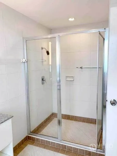 คอนโด ให้เช่าในSathon, Bangkok - ห้องอาบน้ำแบบกระจกกั้นพร้อมผนังกระเบื้องและชุดฝักบัว