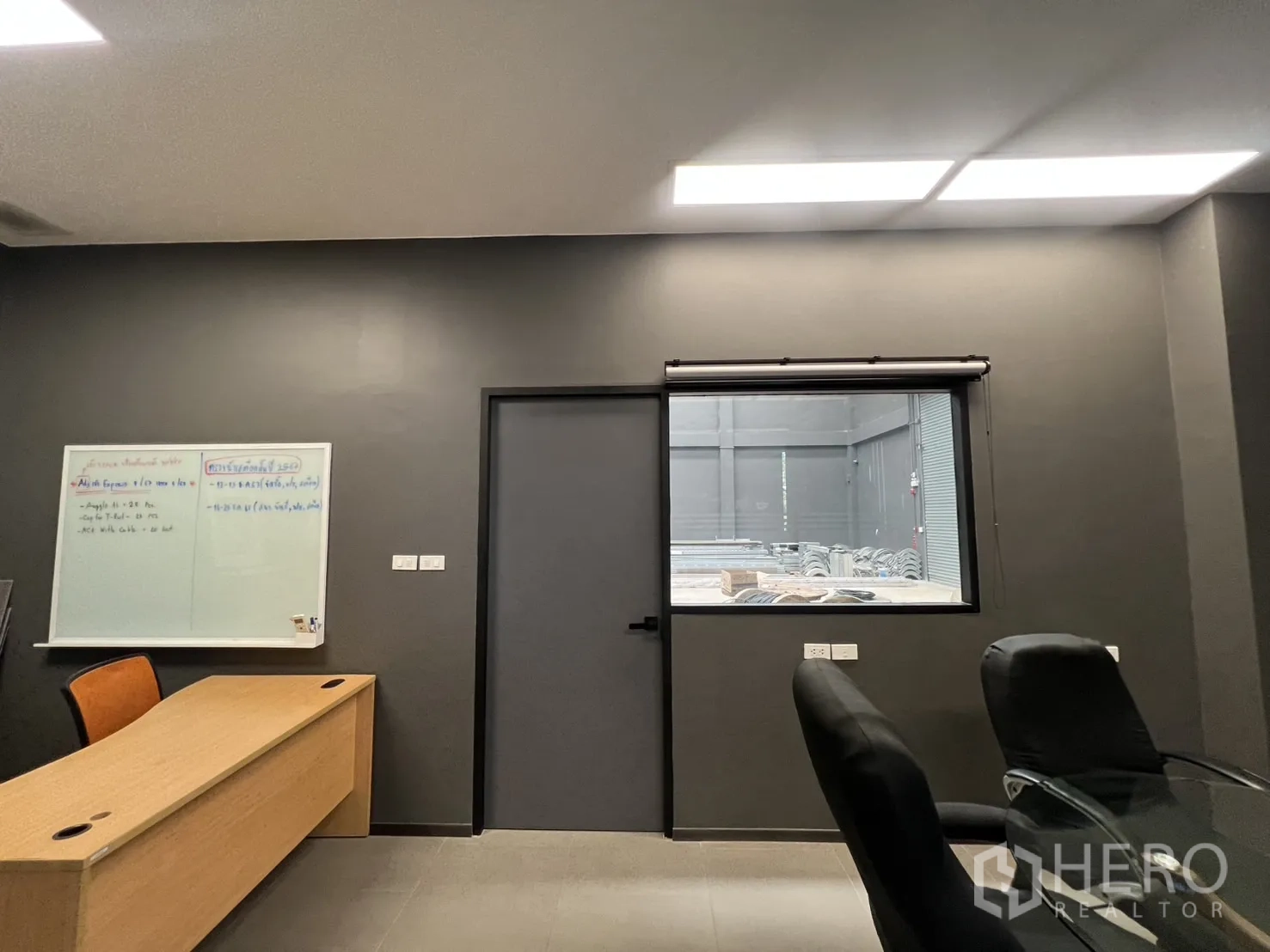 คลังสินค้า ขายในLat Krabang, Bangkok - ออฟฟิศขนาดกะทัดรัด มีโต๊ะและไวท์บอร์ด มองเห็นพื้นที่โกดังผ่านหน้าต่าง.