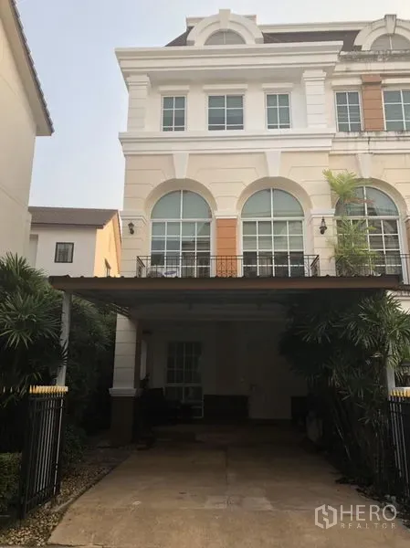 ทาวน์เฮาส์ ให้เช่าในBang Kapi, Bangkok - ภายนอกทาวน์เฮาส์ย่านบางกะปิ หน้าต่างโค้ง พร้อมที่จอดรถมีหลังคาในกรุงเทพฯ