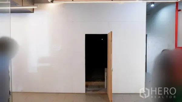 พื้นที่ขายปลีก ให้เช่าในWatthana, Bangkok - ด้านหน้ากั้นผนังเรียบพร้อมประตูไม้ เปิดสู่พื้นที่ค้าปลีกที่ยังไม่ตกแต่งภายใน
