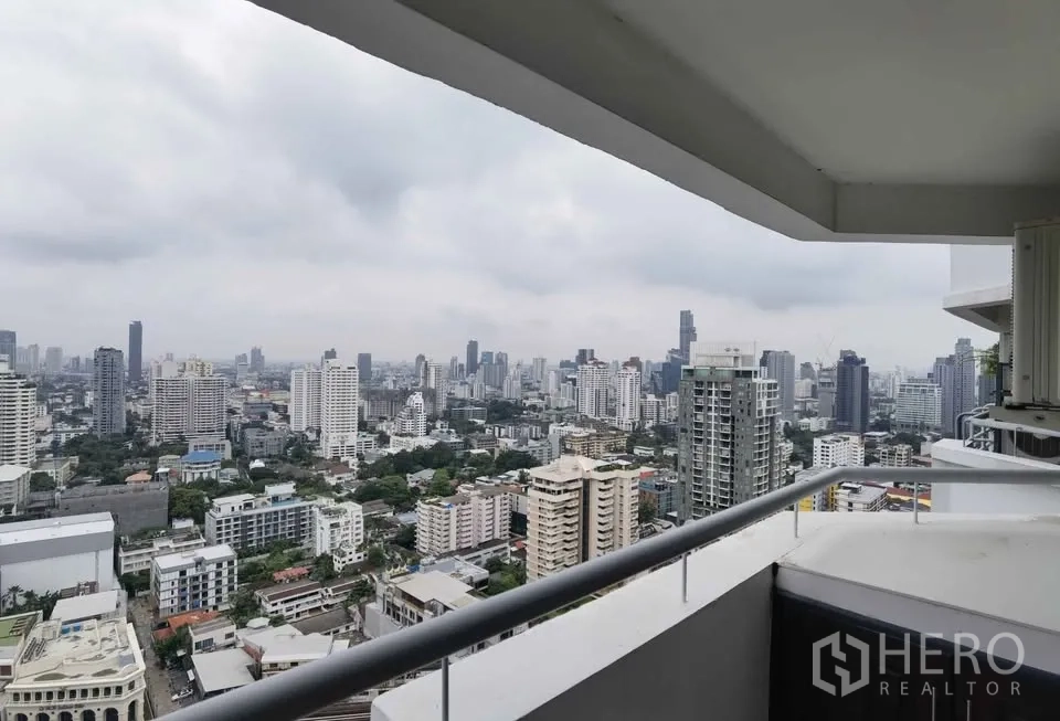 Condominium for rent in Khlong Toei, Bangkok - High-floor balcony overlooking Bangkok city skyline.