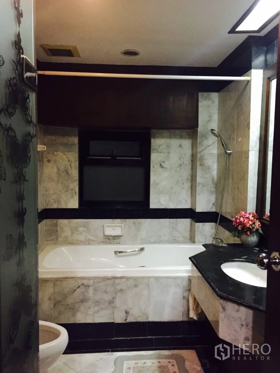 คอนโด ให้เช่าในSathon, Bangkok - ห้องน้ำปูกระเบื้องลายหินอ่อน อ่างอาบน้ำพร้อมฝักบัว และเคาน์เตอร์อ่างล้างหน้าหินสีดำ