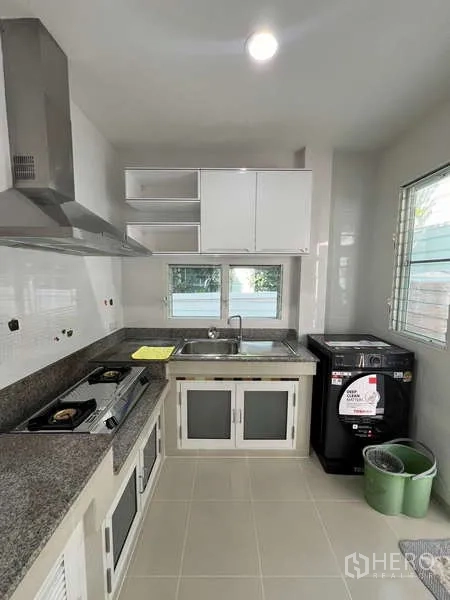 บ้าน ให้เช่าในBang Kapi, Bangkok - ครัวไทยเคาน์เตอร์หินแกรนิต เตาและเครื่องดูดควัน อ่างล้างจาน มีหน้าต่างรับแสง