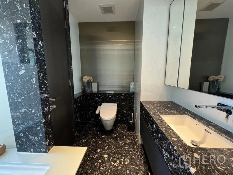 คอนโด ให้เช่า - โซนสุขภัณฑ์พื้นหินอ่อนสีดำ พร้อมตู้กระจกเหนืออ่างล้างหน้าแบบยาว