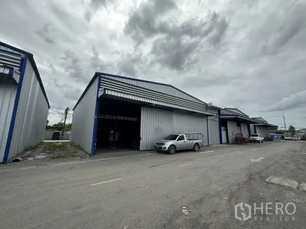 货栈 出租在Khlong Luang, Pathum Thani - 空銮新建金属外墙仓库，前方为宽阔沥青通道，出入便捷。