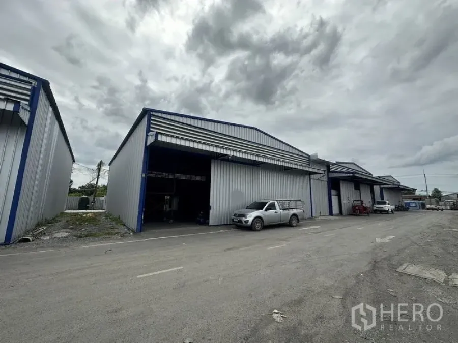 货栈 出租在Khlong Luang, Pathum Thani - 空銮新建金属外墙仓库，前方为宽阔沥青通道，出入便捷。