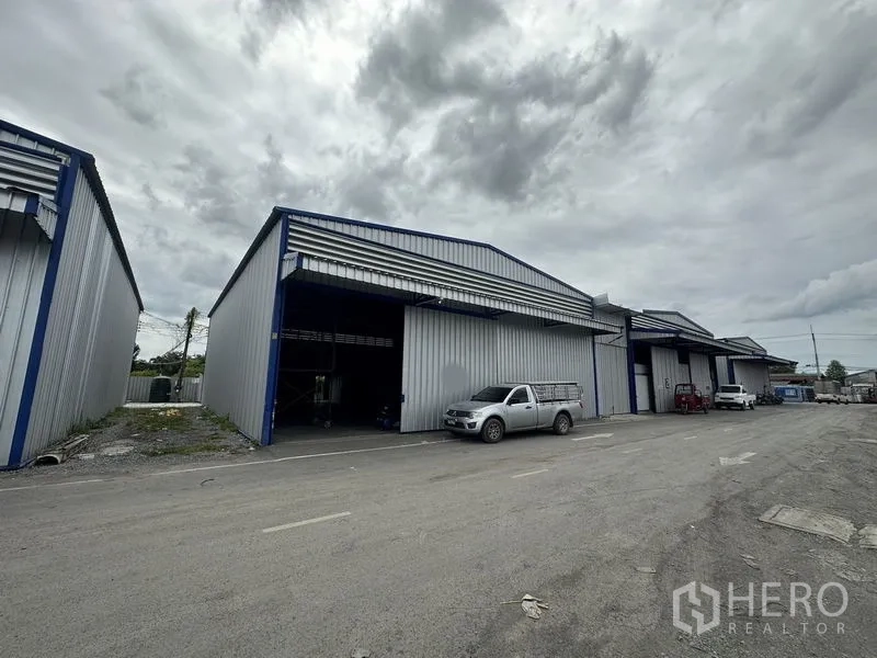 货栈 出租在Khlong Luang, Pathum Thani - 空銮新建金属外墙仓库，前方为宽阔沥青通道，出入便捷。