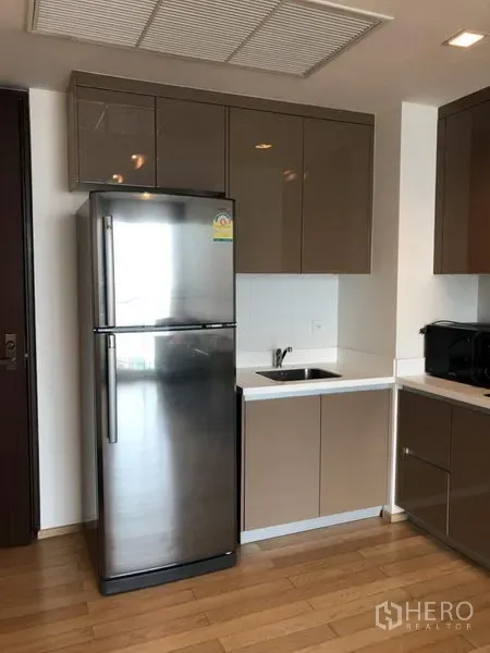 คอนโด ให้เช่าในKhlong Toei, Bangkok - ครัวบิลท์อินสไตล์โมเดิร์น ตู้เย็นสแตนเลส ตู้เก็บของบานเงา อ่างล้างจานและเครื่องใช้ไฟฟ้า
