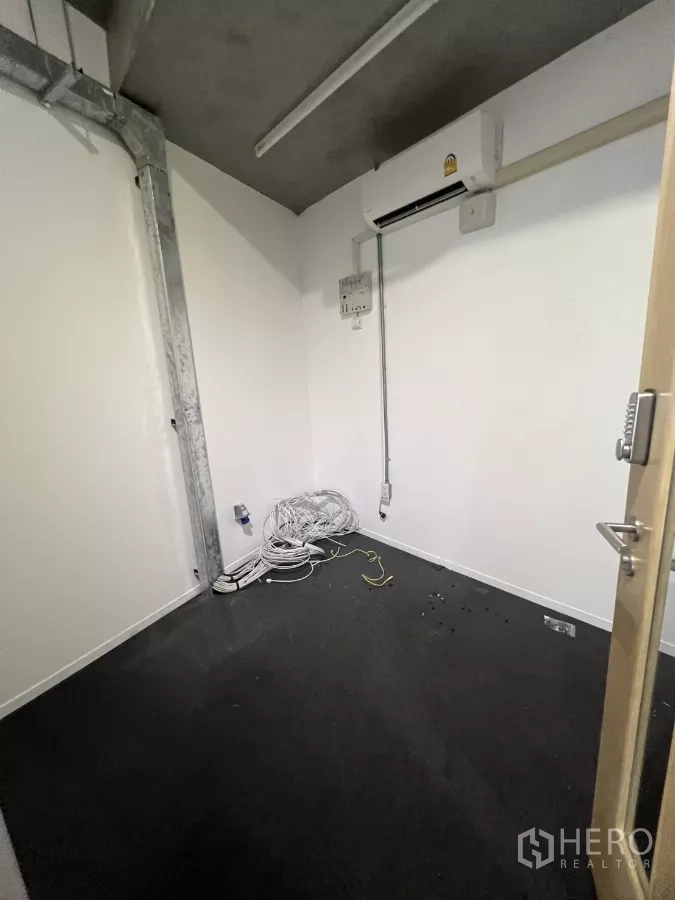 零售空间 出租在Khlong Toei, Bangkok - 服务器或设备间，挂壁空调与线缆。