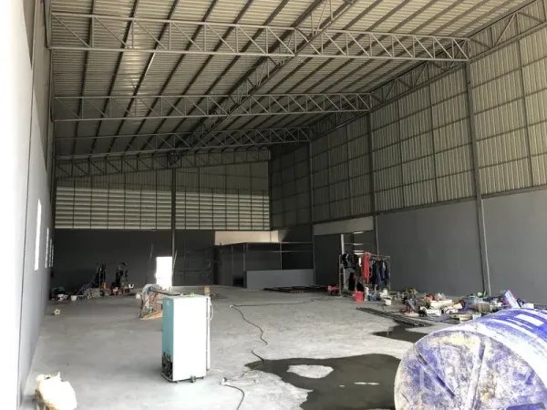 Warehouse for rent in Bang Khen, Nonthaburi - Open production floor under a high ceiling with ventilation louvers and wide clear span.