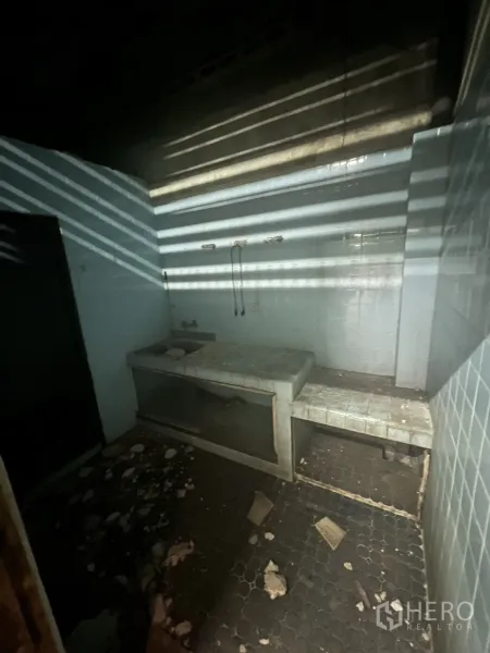 อาคารพาณิชย์ ให้เช่าในKhlong Toei, Bangkok - พื้นที่ครัว/อเนกประสงค์มืด ปูกระเบื้อง เคาน์เตอร์คอนกรีต และเศษซากบนพื้น