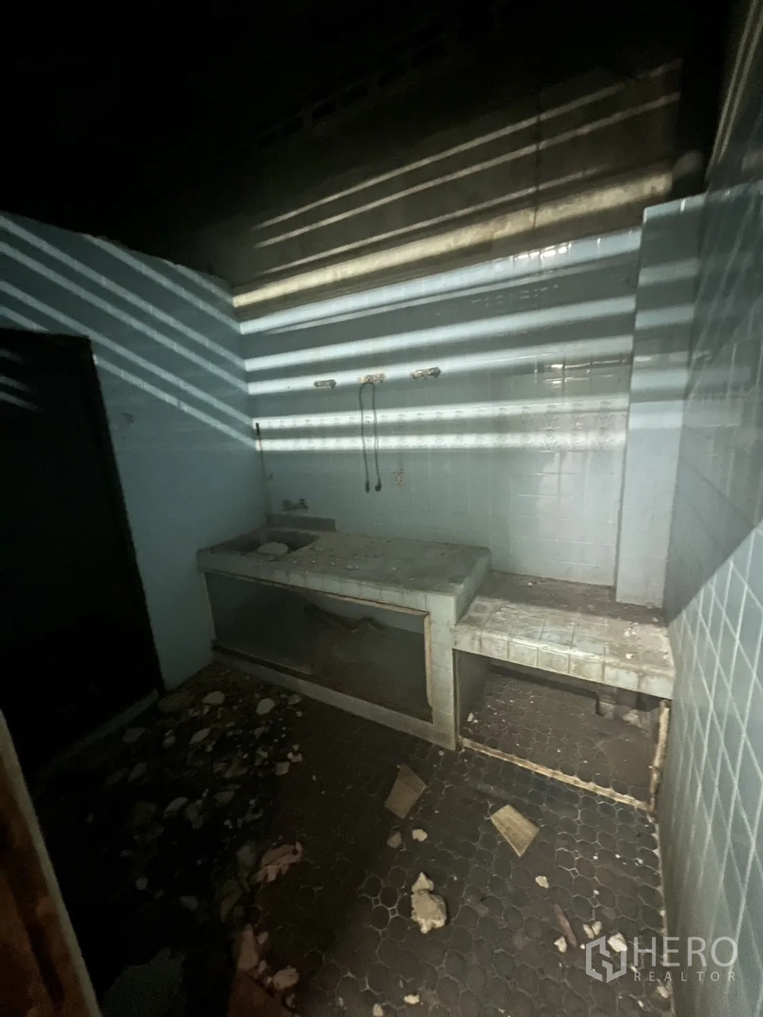 อาคารพาณิชย์ ให้เช่าในKhlong Toei, Bangkok - พื้นที่ครัว/อเนกประสงค์มืด ปูกระเบื้อง เคาน์เตอร์คอนกรีต และเศษซากบนพื้น