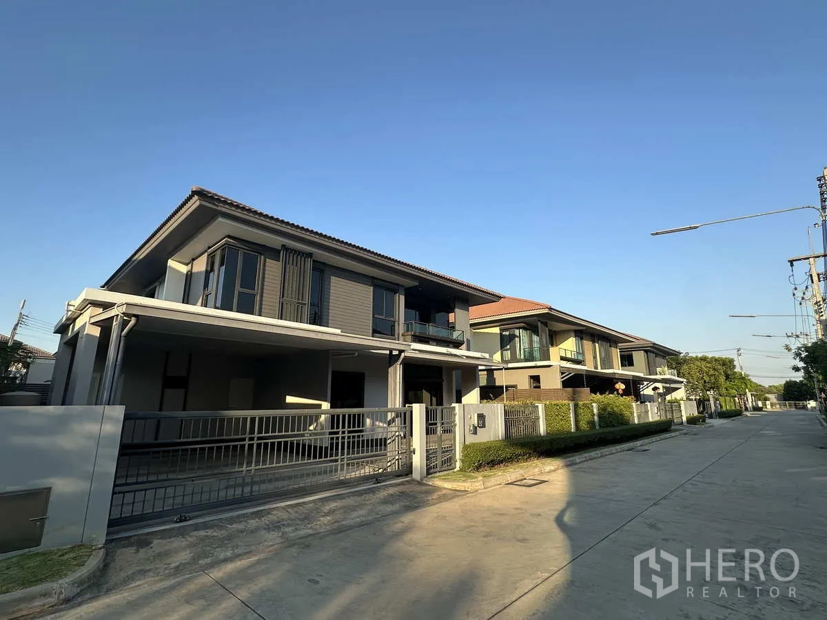 บ้าน ให้เช่าหรือขายในLam Luk Ka, Pathum Thani - ถนนภายในโครงการเงียบสงบ บ้านสไตล์ร่วมสมัยเรียงราย ถนนคอนกรีตกว้าง.