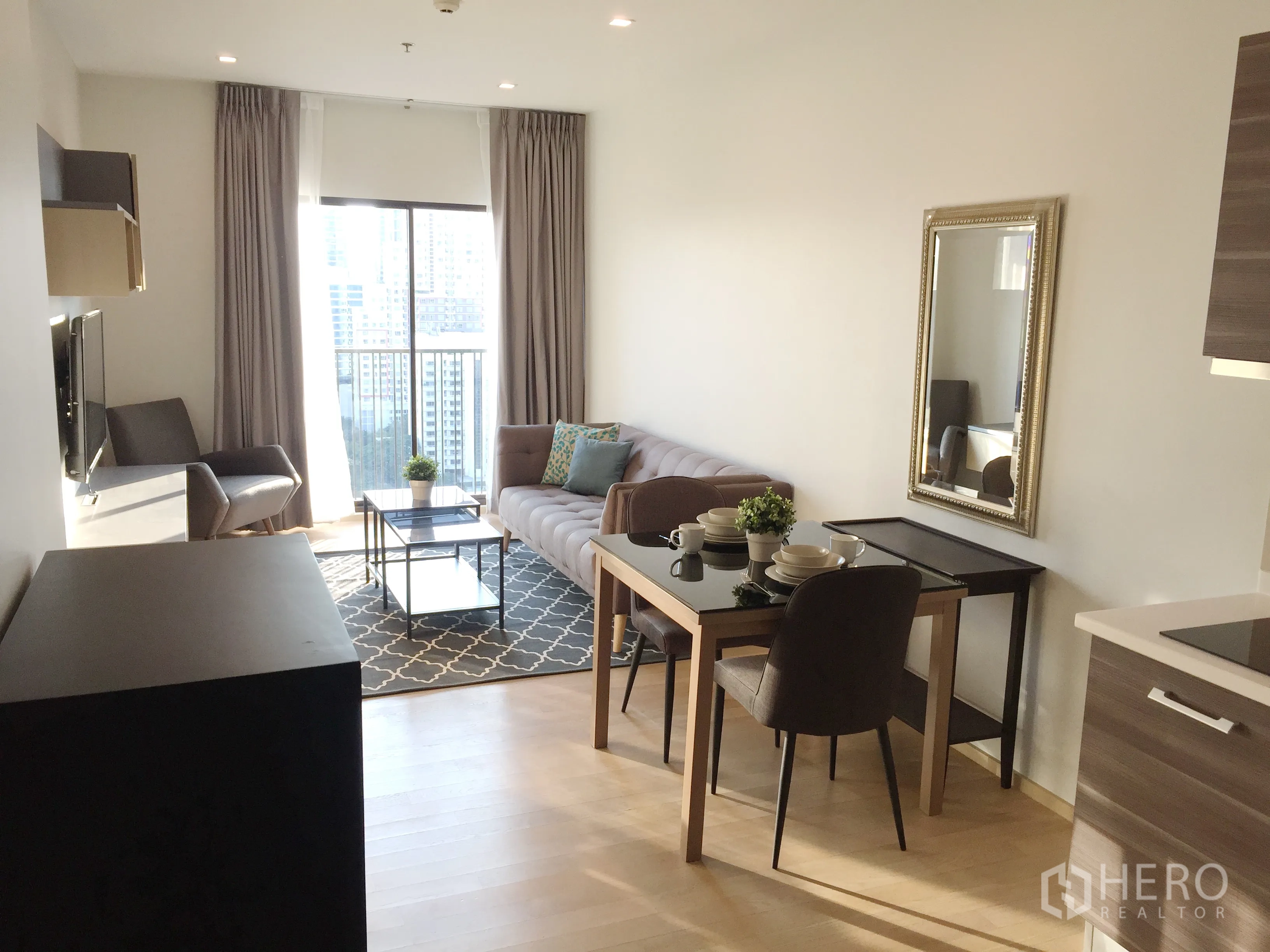 公寓 出租在Bangkok - 带阳台的大窗客厅，城市景观与用餐角