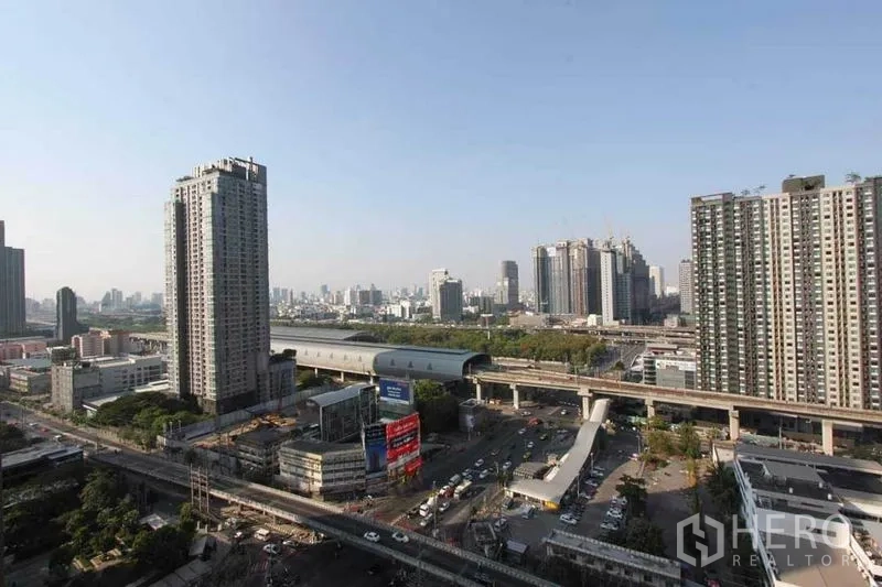 คอนโด ให้เช่าในHuai Khwang, Bangkok - วิวเมืองชั้นสูงมองเห็นแนวรถไฟฟ้าและสถานี MRT เพชรบุรี