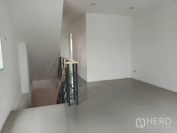 Shophouse for sale in Bueng Kum, Bangkok - Second-floor landing with railings and open workspace in minimalist style.